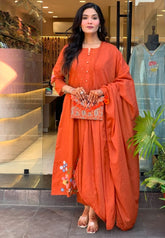 💯We presents a stunning Cotton anarkali Suit Set-a perfect blend of traditional patterns and exquisite craftsmanship. Designed for the fashion-forward individual, this set features an intricate plan die that ensures you stand out effortlessly. The highli